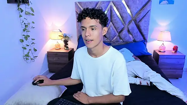 Snapshot of nickolas_moon chatting on 10/03/25, 10:07 nickolas moon online show from 10/03/25, 10:07