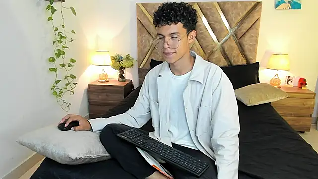 Snapshot of nickolas_moon chatting on 10/29/25, 09:05 nickolas moon online show from 10/29/25, 09:05