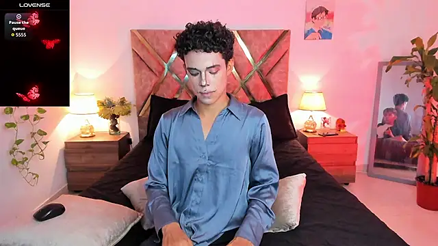 Snapshot of nickolas_moon chatting on 11/01/25, 12:01 nickolas moon online show from 11/01/25, 12:01