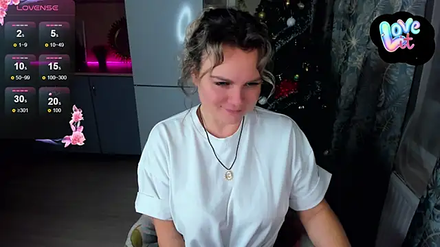 Snapshot of candy_queeen chatting on 12/08/24, 10:47 candy queeen online show from 12/08/24, 10:47