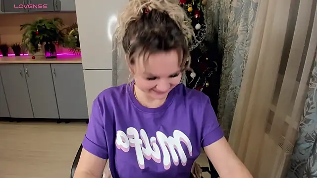 Snapshot of candy_queeen chatting on 12/21/24, 07:38 candy queeen online show from 12/21/24, 07:38