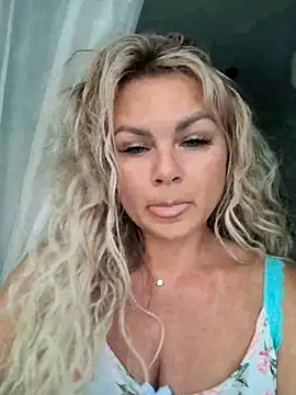 Snapshot of candy_queeen chatting on 03/19/25, 03:20 candy queeen online show from 03/19/25, 03:20