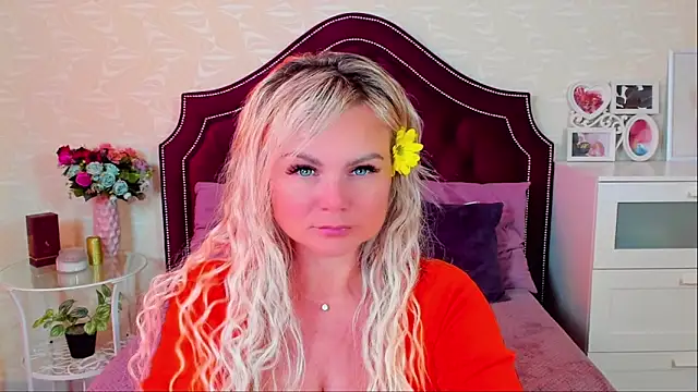 Snapshot of candy_queeen chatting on 03/22/25, 12:14 candy queeen online show from 03/22/25, 12:14