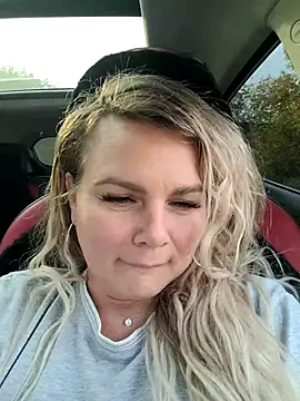 Snapshot of candy_queeen chatting on 09/20/25, 11:22 candy queeen online show from 09/20/25, 11:22