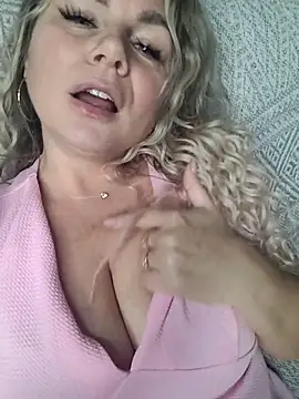 Snapshot of candy_queeen chatting on 09/28/25, 04:45 candy queeen online show from 09/28/25, 04:45