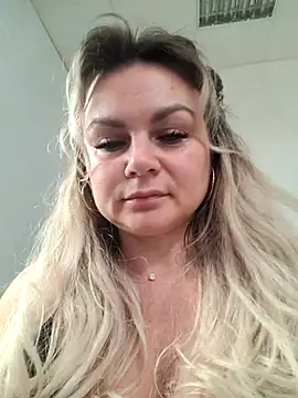 Snapshot of candy_queeen chatting on 10/12/25, 04:44 candy queeen online show from 10/12/25, 04:44