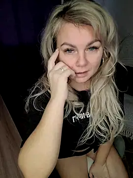 Snapshot of candy_queeen chatting on 10/27/25, 05:55 candy queeen online show from 10/27/25, 05:55