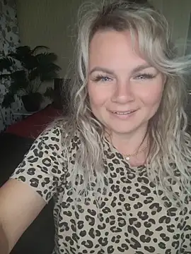 Snapshot of candy_queeen chatting on 05/24/26, 11:10 candy queeen online show from 05/24/26, 11:10