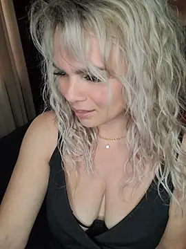 Snapshot of candy_queeen chatting on 05/31/26, 03:15 candy queeen online show from 05/31/26, 03:15