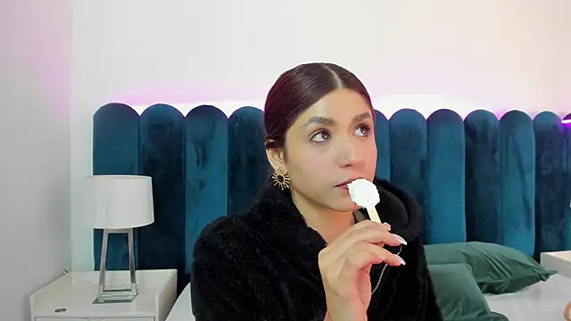 Snapshot of AnnyCherry_ chatting on 11/14/25, 01:15 AnnyCherry online show from 11/14/25, 01:15