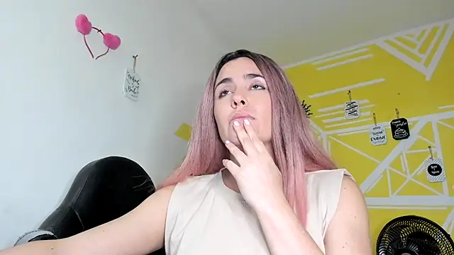 Nikolle Rouss online show from 10/20/25, 12:11