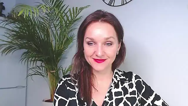 Snapshot of AliciaDesire chatting on 12/10/24, 11:00 AliciaDesire online show from 12/10/24, 11:00