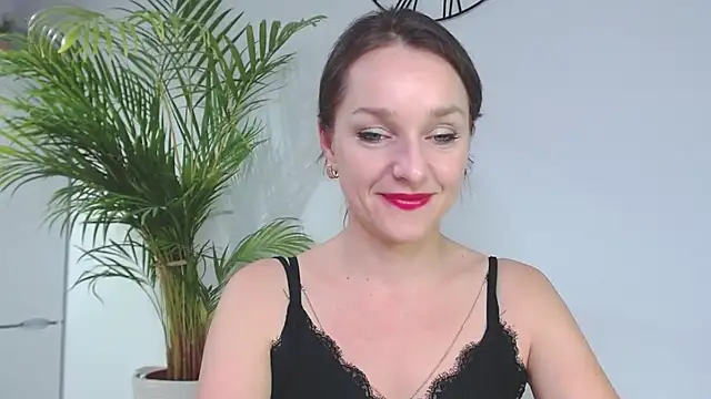 Snapshot of AliciaDesire chatting on 12/12/24, 03:27 AliciaDesire online show from 12/12/24, 03:27