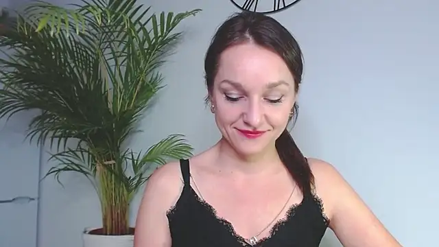 Snapshot of AliciaDesire chatting on 12/12/24, 06:31 AliciaDesire online show from 12/12/24, 06:31