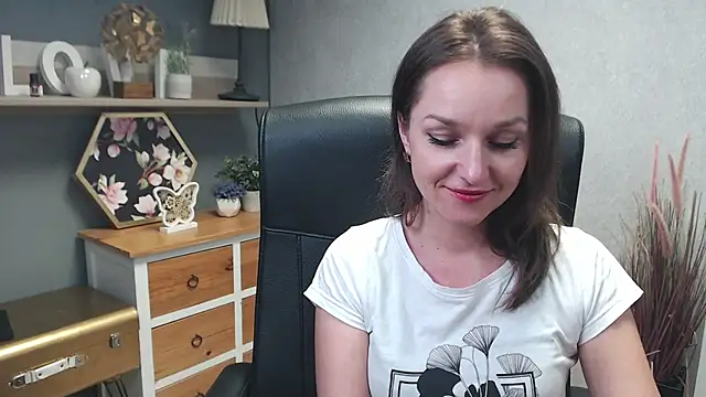 Snapshot of AliciaDesire chatting on 12/17/24, 02:11 AliciaDesire online show from 12/17/24, 02:11