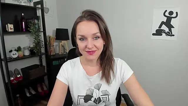 Snapshot of AliciaDesire chatting on 12/18/24, 02:49 AliciaDesire online show from 12/18/24, 02:49