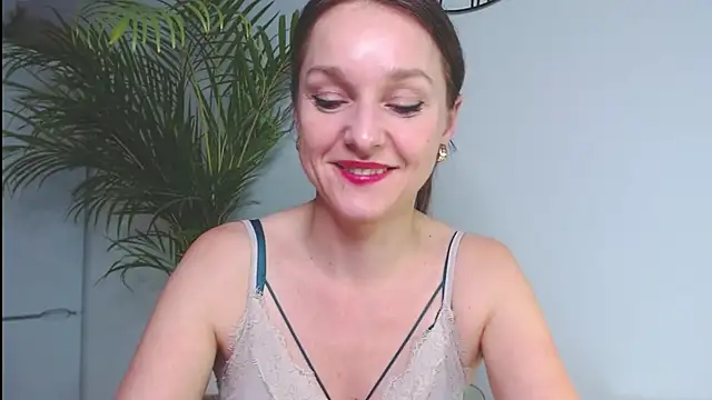 Snapshot of AliciaDesire chatting on 12/19/24, 06:45 AliciaDesire online show from 12/19/24, 06:45