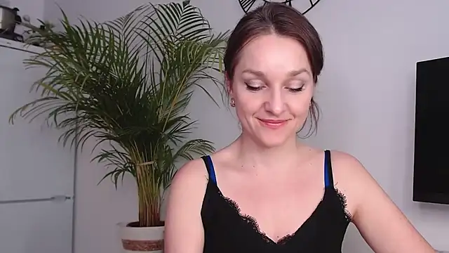 Snapshot of AliciaDesire chatting on 02/11/25, 10:37 AliciaDesire online show from 02/11/25, 10:37