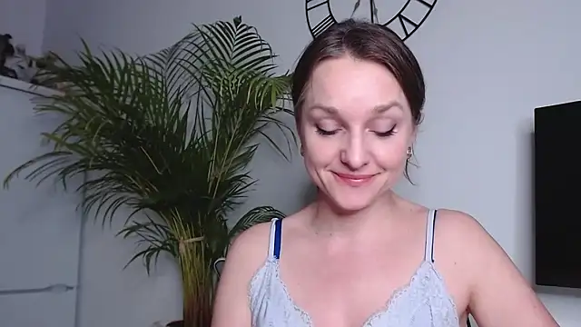 Snapshot of AliciaDesire chatting on 02/12/25, 06:30 AliciaDesire online show from 02/12/25, 06:30