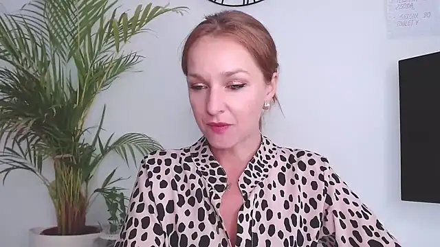 Snapshot of AliciaDesire chatting on 09/16/25, 01:01 AliciaDesire online show from 09/16/25, 01:01