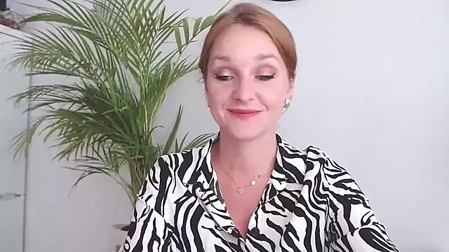 Snapshot of AliciaDesire chatting on 09/29/25, 01:38 AliciaDesire online show from 09/29/25, 01:38