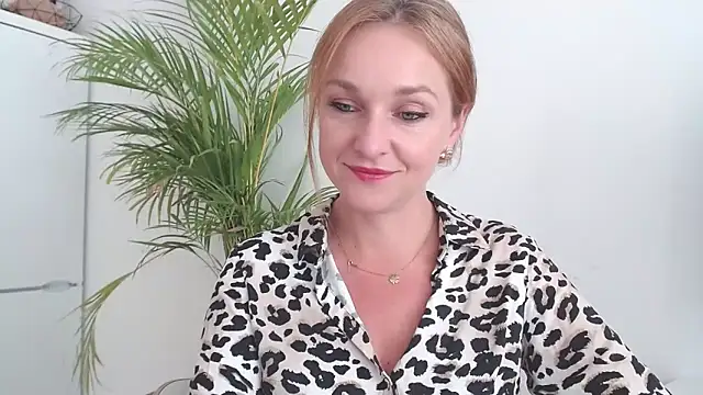 Snapshot of AliciaDesire chatting on 10/14/25, 01:01 AliciaDesire online show from 10/14/25, 01:01