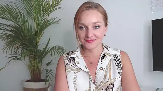 Snapshot of AliciaDesire chatting on 10/15/25, 01:33 AliciaDesire online show from 10/15/25, 01:33