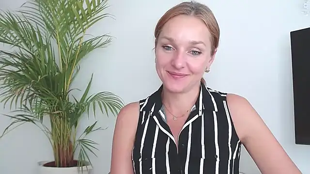 Snapshot of AliciaDesire chatting on 10/16/25, 01:12 AliciaDesire online show from 10/16/25, 01:12