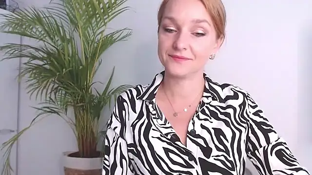 Snapshot of AliciaDesire chatting on 10/17/25, 05:54 AliciaDesire online show from 10/17/25, 05:54