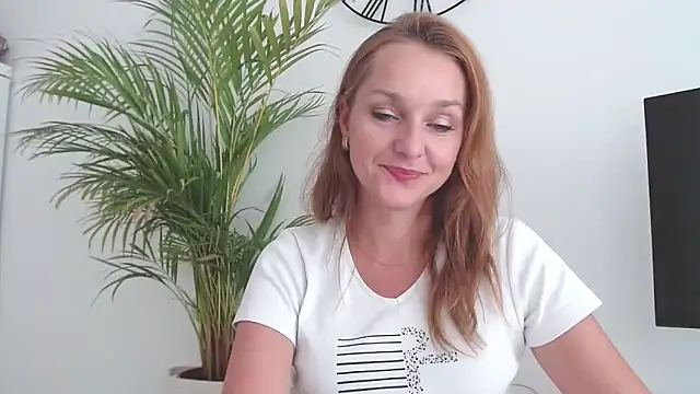 Snapshot of AliciaDesire chatting on 10/20/25, 01:00 AliciaDesire online show from 10/20/25, 01:00