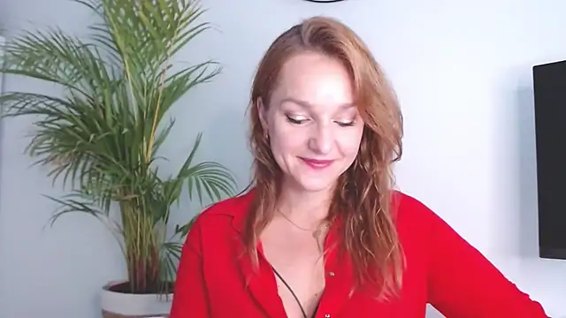 Snapshot of AliciaDesire chatting on 10/21/25, 06:47 AliciaDesire online show from 10/21/25, 06:47