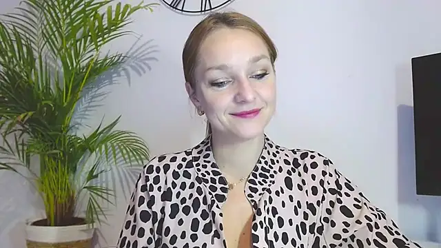 Snapshot of AliciaDesire chatting on 11/21/25, 06:56 AliciaDesire online show from 11/21/25, 06:56