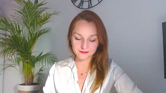 Snapshot of AliciaDesire chatting on 11/26/25, 02:07 AliciaDesire online show from 11/26/25, 02:07