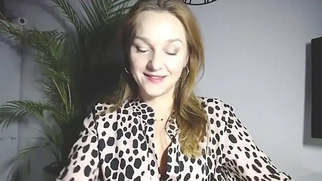 Snapshot of AliciaDesire chatting on 12/19/25, 06:42 AliciaDesire online show from 12/19/25, 06:42