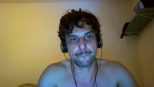 Snapshot of couplemilk chatting on 02/14/26, 01:19 couplemilk online show from 02/14/26, 01:19