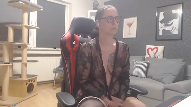 Snapshot of EiskalterEngel74 chatting on 01/24/25, 04:39 EiskalterEngel74 online show from 01/24/25, 04:39