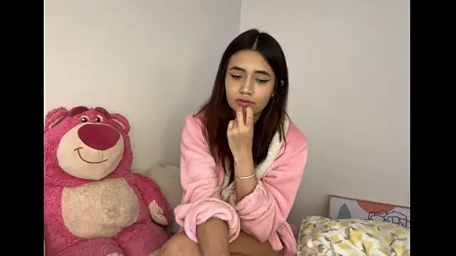 Snapshot of HallieLemon1 chatting on 12/06/24, 10:19 HallieLemon1 online show from 12/06/24, 10:19