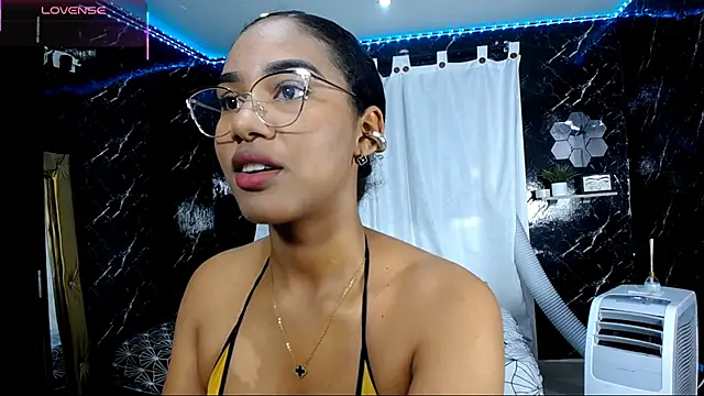 Snapshot of Hillary_queen chatting on 10/03/25, 12:46 Hillary queen online show from 10/03/25, 12:46