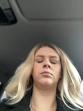 Snapshot of Love_Bri chatting on 10/30/25, 10:06 Love Bri online show from 10/30/25, 10:06