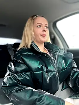 Snapshot of Love_Bri chatting on 11/18/25, 09:58 Love Bri online show from 11/18/25, 09:58