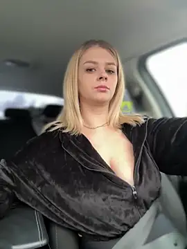 Snapshot of Love_Bri chatting on 11/28/25, 10:29 Love Bri online show from 11/28/25, 10:29