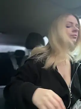 Snapshot of Love_Bri chatting on 12/17/25, 10:21 Love Bri online show from 12/17/25, 10:21