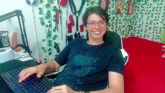 Snapshot of Andy_gray chatting on 06/10/26, 12:37 Andy gray online show from 06/10/26, 12:37