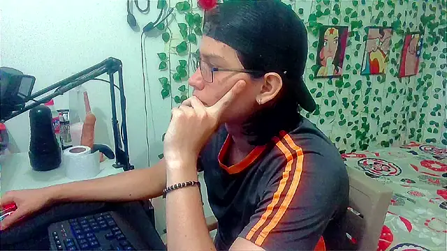 Snapshot of Andy_gray chatting on 06/26/26, 12:42 Andy gray online show from 06/26/26, 12:42
