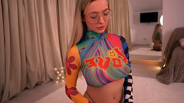 KylieJoyce online show from 04/27/26, 08:18