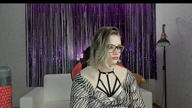 Snapshot of Seductive_She_Wolf chatting on 02/12/25, 02:14 Seductive She Wolf online show from 02/12/25, 02:14