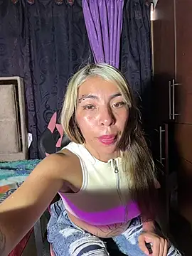 Snapshot of alanaanddaphne chatting on 05/19/26, 10:05 alanaanddaphne online show from 05/19/26, 10:05