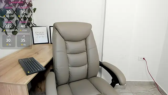 Madeleine  w online show from 11/04/25, 12:32