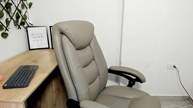 Madeleine  w online show from 11/11/25, 12:10