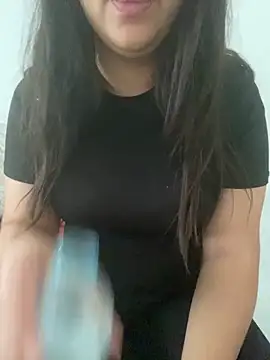 Snapshot of yassminsexy22 chatting on 11/07/25, 11:43 yassminsexy22 online show from 11/07/25, 11:43